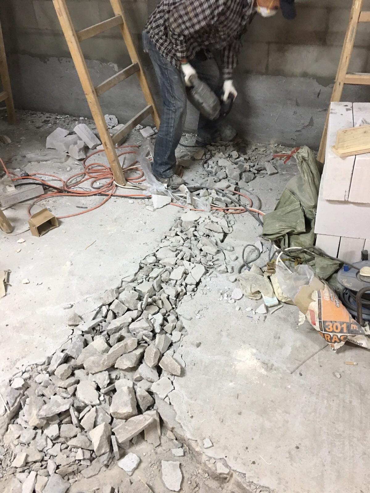 工人用電鎬拆除地台